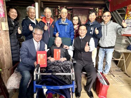 長壽之島最佳見證　百歲人瑞張金蓮笑迎102歲壽辰
