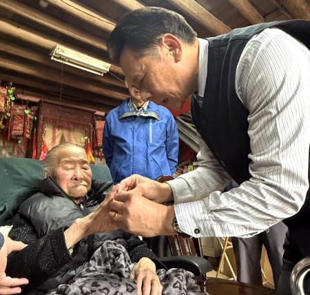 復興村人瑞張金蓮女士歡慶102歲壽辰，縣長王忠銘偕同代理秘書長陳明傑、民社處副處長劉剛及鄉長林志東等人登門祝賀、關懷近況。（圖／文：王致潔）