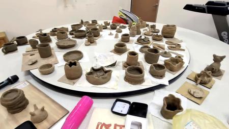 縣長王忠銘等人向參與「綠色照顧站」課程的長者們致意；現場展示長者們親手製作、充滿生命力的陶藝作品，展現在地老化的幸福與韌性。（圖：縣府）