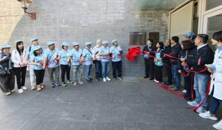 北竿社福館1日舉行國際扶輪全球獎助金計畫（Global Grant, GG2683993）「馬祖離島血液檢驗設備暨衛教宣導計畫」捐贈典禮，現場並進行揭牌儀式，為離島醫療量能提升注入新動能。（圖／文：鄭禮頤）