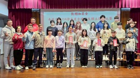 兒童節前夕，東引鄉公所、鄉民代表會致贈東引國中小、幼兒園、托育中心禮券，鼓勵閱讀與學習；以及致贈程儀給即將前往高雄市參加全國鄉土歌謠比賽的18位學生，為參賽同學加油打氣。（圖：東引鄉公所、鄉代會）