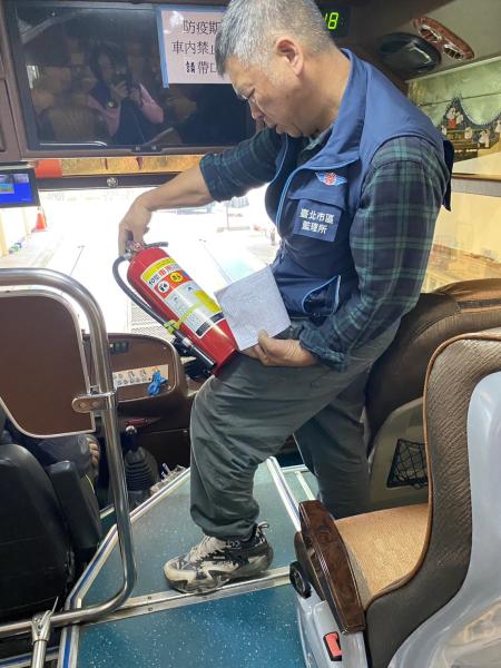 連江監理站啟動全國唯一的遊覽車體檢，全縣遊覽車完成車輛安全檢查。（圖：連江監理站）