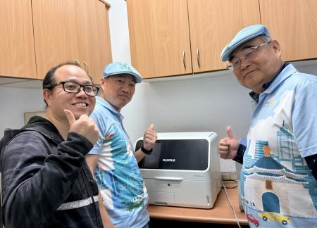 國際扶輪2日抵達東莒，進行「馬祖離島血液檢驗設備暨衛教宣導計畫」第二場捐贈行程，連江縣政府並一一致贈感謝狀，感謝扶輪社挹注離島醫療資源。（圖／文：蔡夢玲）