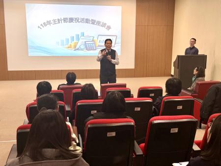 歡慶主計節，縣長王忠銘、副縣長陳冠人慰勉同仁辛勞，並期勉持續與業務單位保持良好溝通，攜手讓馬祖越來越好。（圖／文：王致潔）