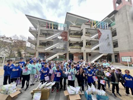 鄉長林志東發放南竿各校兒童節禮物　洋溢節慶氛圍