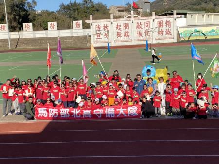 北高守備大隊走訪國小、幼兒園及公托，發送手作餅乾與氣球，並與孩童合影同樂，祝福兒童節快樂。（圖／文：鄭禮頤）