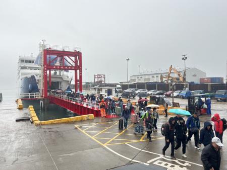 清明連假首日遇大霧　3船載客1380人往返