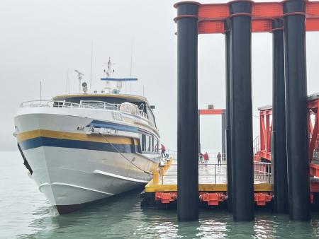 清明連假首日遇大霧，新臺馬輪、南北之星與臺馬之星接力疏運旅客往返。（圖／文：馮紹夫）