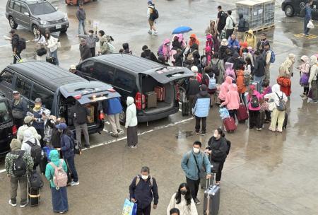 清明連假首日，東引中柱港迎來350名旅客下船，創今年單日新高，港區一早人車往來頻繁。（圖／文：陳其敏）