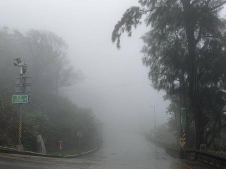 北竿上村圓環濃霧籠罩　影響行車安全