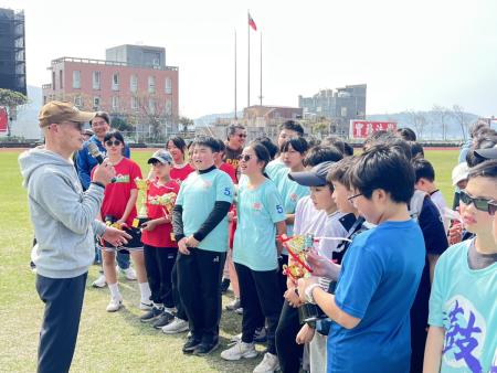 揮棒出擊！114年樂樂棒球賽熱鬧登場。（圖與文：馮紹夫）