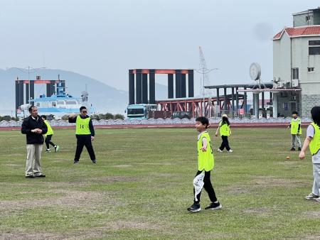 揮棒出擊！114年樂樂棒球賽熱鬧登場。（圖與文：馮紹夫）