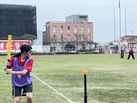 揮棒出擊！114年樂樂棒球賽熱鬧登場。（圖與文：馮紹夫）