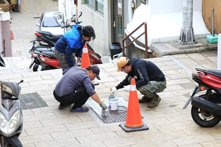 東引鄉公所展開人手孔蓋防滑塗佈