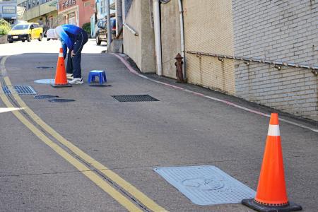 東引鄉公所進行人手孔蓋防滑塗佈工程，提升抗滑係數，同時盼各管線單位共同跟進，全面提升道路安全。（圖／文：陳其敏）