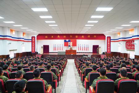 全體官兵整齊列席，專注聆聽月會宣達。