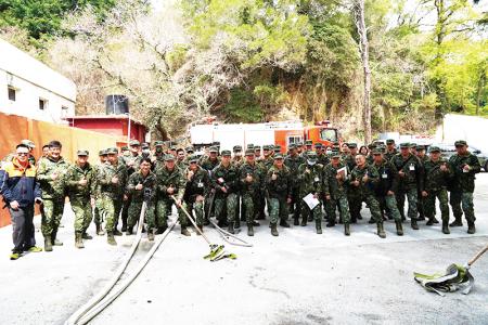 官兵與教官合影。