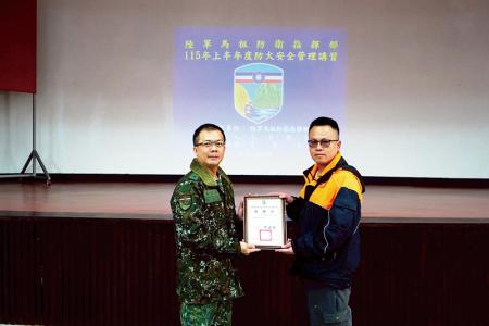 參謀長致贈教官感謝狀。