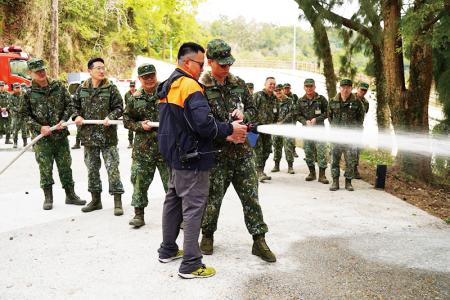 官兵實際操作消防車水柱。