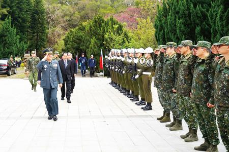 官兵整隊行進肅穆致祭。