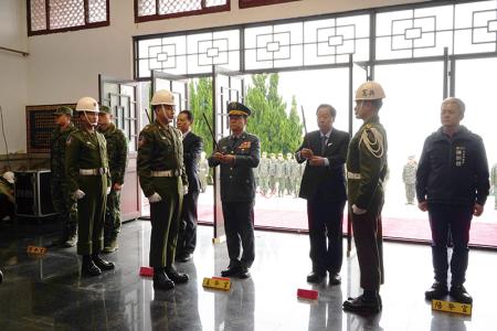 指揮官依禮致祭表達崇高敬意。