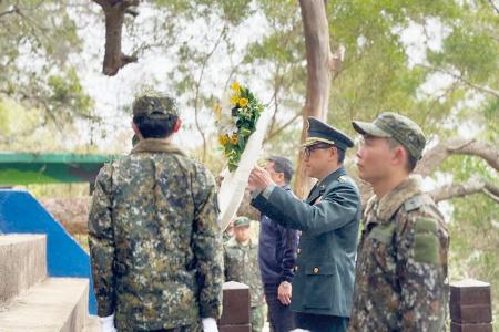 大隊長為先賢先烈獻花致敬。