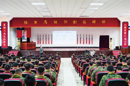 官兵專注聆聽講座，強化防詐觀念。