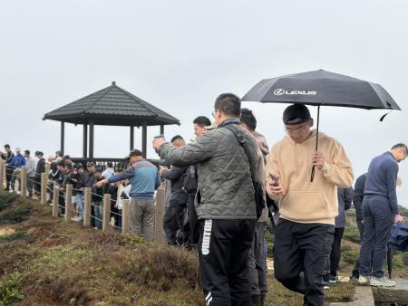 清明連假最後一天，莒光迎來最大團，「老兵榮歸．戰地巡禮」一日軍事體驗行程一行70人，6日上午抵達莒光，展開戰地巡禮。（圖／文：宋幸儒）