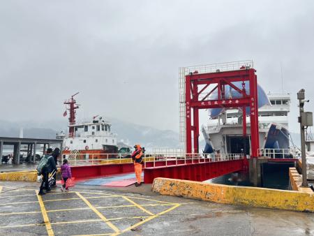 清明收假遇濃霧攪局，新臺馬輪疏運613人次。（圖：馮紹夫、民眾提供）