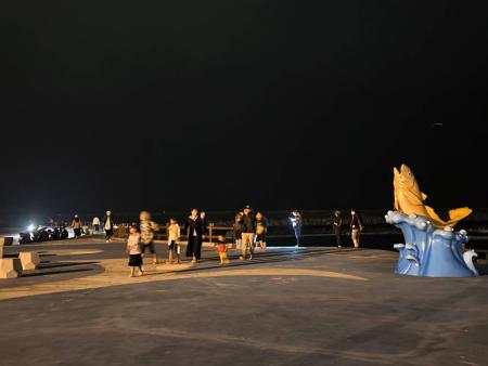 清明連假期間北竿藍眼淚穩定現蹤，吸引許多旅客夜間前往觀賞，不少人成功追淚。（圖／文：鄭禮頤）