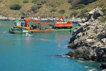 從脫淺受阻到海纜受損　東引擱淺船清理歷程波折不斷