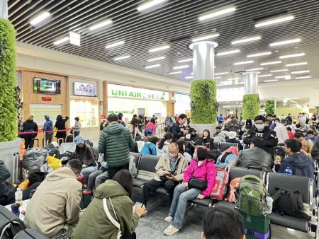 昨天班機恢復起降，配合臺馬之星夜航，海、空共疏運1245人。（圖／文：馮紹夫）