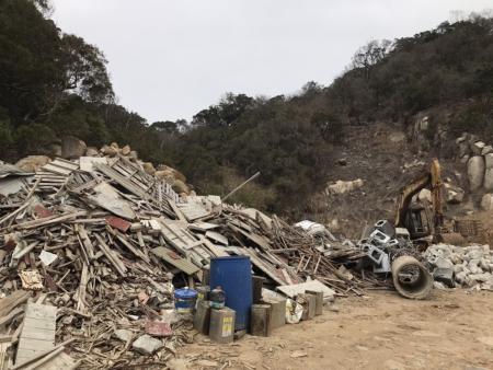 北竿山坡地遭違法堆置廢棄物　涉嫌業者20萬元交保