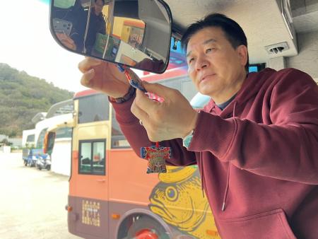 連江縣「黃魚公車」參加白沙屯拱天宮遶境活動，8日上午前往台灣；副縣長陳冠人率領團隊前往碼頭送船，並為公車繫上平安符。（圖／文：馮紹夫）