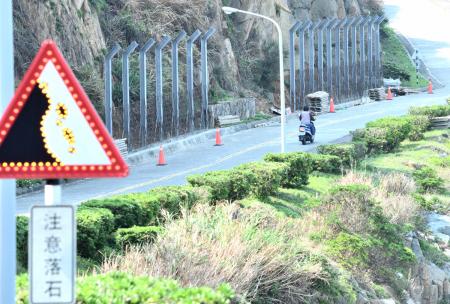 東引鄉樂華村通往機步連路段及中正路段進行邊坡防護工程，施工單位加緊趕工，以梅雨季前完工為目標。（圖／文：陳其敏）