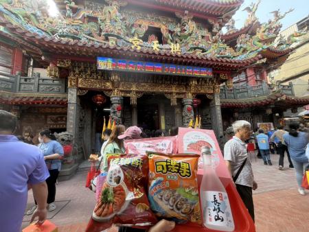 黃魚公車抵達苗栗白沙屯拱天宮，縣府推出「跟著媽祖遊馬祖」，邀請遊客參加活動，進而到馬祖旅遊。（圖：交旅局）