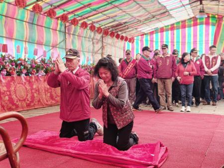 芹壁境天后宮舉行鐵甲元帥聖誕祝壽大典，鄉親與信眾身著紅衣祝壽，場面莊重。（圖／文：鄭禮頤）