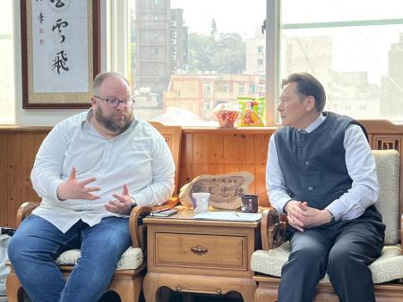 美國學者專訪縣長　交流海纜建設與通訊韌性