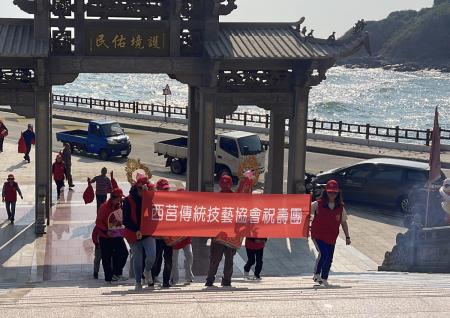 陳元帥壽誕，西莒傳統技藝協會組祝壽團為陳元帥祝壽，現場熱鬧滾滾。（圖／文：宋幸儒）