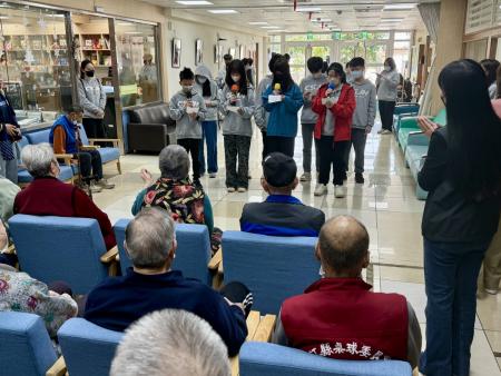 中山國中赴大同之家獻唱閩東語歌曲，以實際行動關懷長者、落實生命教育。（圖／文：王致潔）
