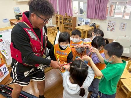 幼兒園月亮班透過課程走訪社區，認識海產來源與製作過程及販售，在體驗過程中加深對在地飲食文化的印象。（圖：塘岐幼兒園月亮班／文：鄭禮頤）