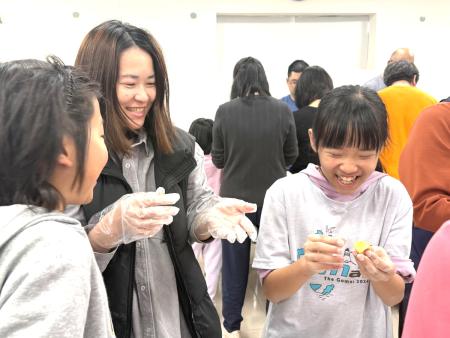 學員在歡笑中共同揉麵，享受手作樂趣並品嚐現做的美味成果，馬祖特有的飲食文化在這日常互動中自然傳承。（圖／文：王致潔）