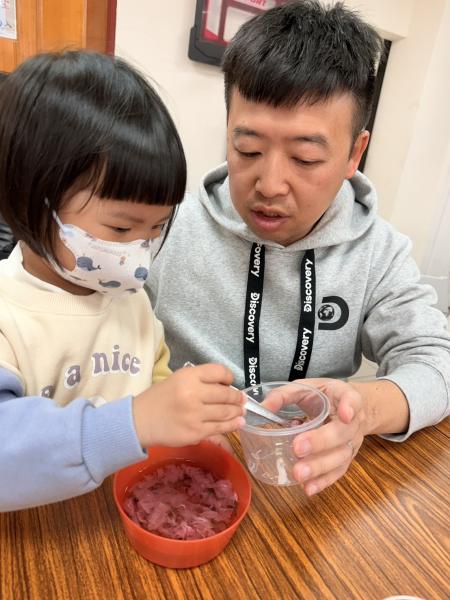 坂里社區發展協會攜手海大學生舉辦櫻花奶凍親子活動，大手小手一起動手製作甜點，現場氣氛溫馨熱絡。（圖／文：鄭禮頤）