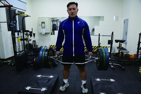 官兵實施重量訓練，強化下肢肌群。