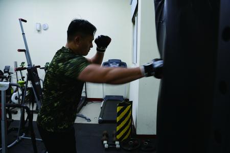 官兵進行拳擊訓練，提升反應能力與全身協調性。