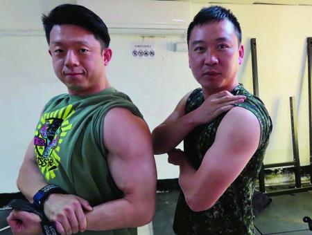 教官與學員展示二頭肌訓練成果。