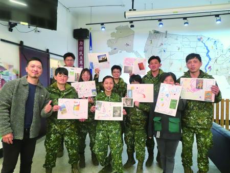 官兵與心理師合影，紀念施作成果。