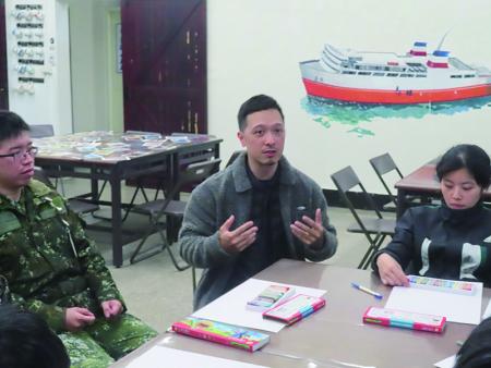 黃心理師向官兵講解課程內容。