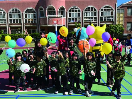 官兵與幼稚園兒童持隊徽氣球同樂。