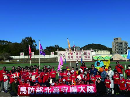 官兵及志工媽媽與兒童合影留念。